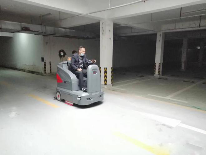 郴州小区物业保洁不用人力改用驾驶式洗地机了